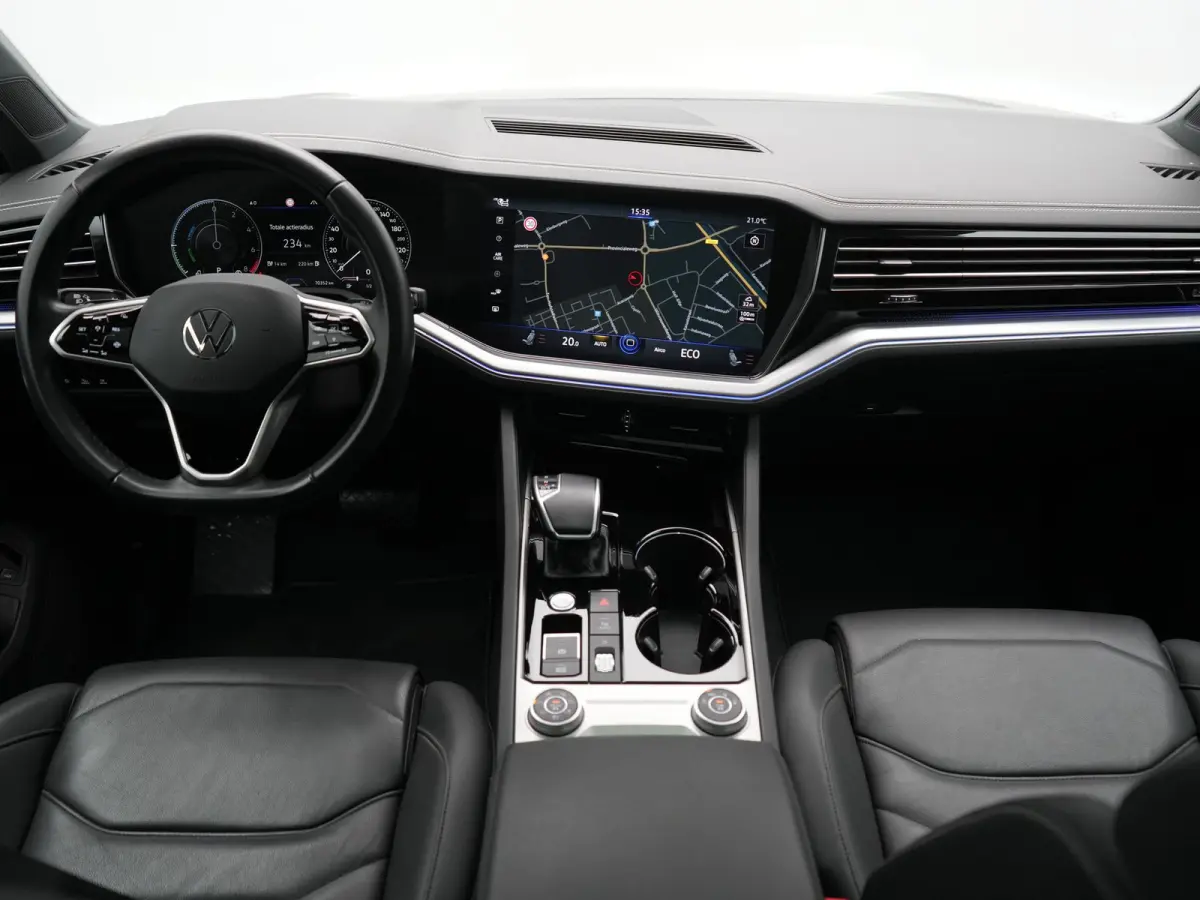 3.0 TSi eHybrid 4MOTION PHEV 381pk Dealer O.H | Luchtvering | Trekhaak Af Fabriek | Panodak | Adaptive Cruise | Matrix LED | Lederen Sportstoelen Memory & Verwarmd | Keyless | Apple Carplay 