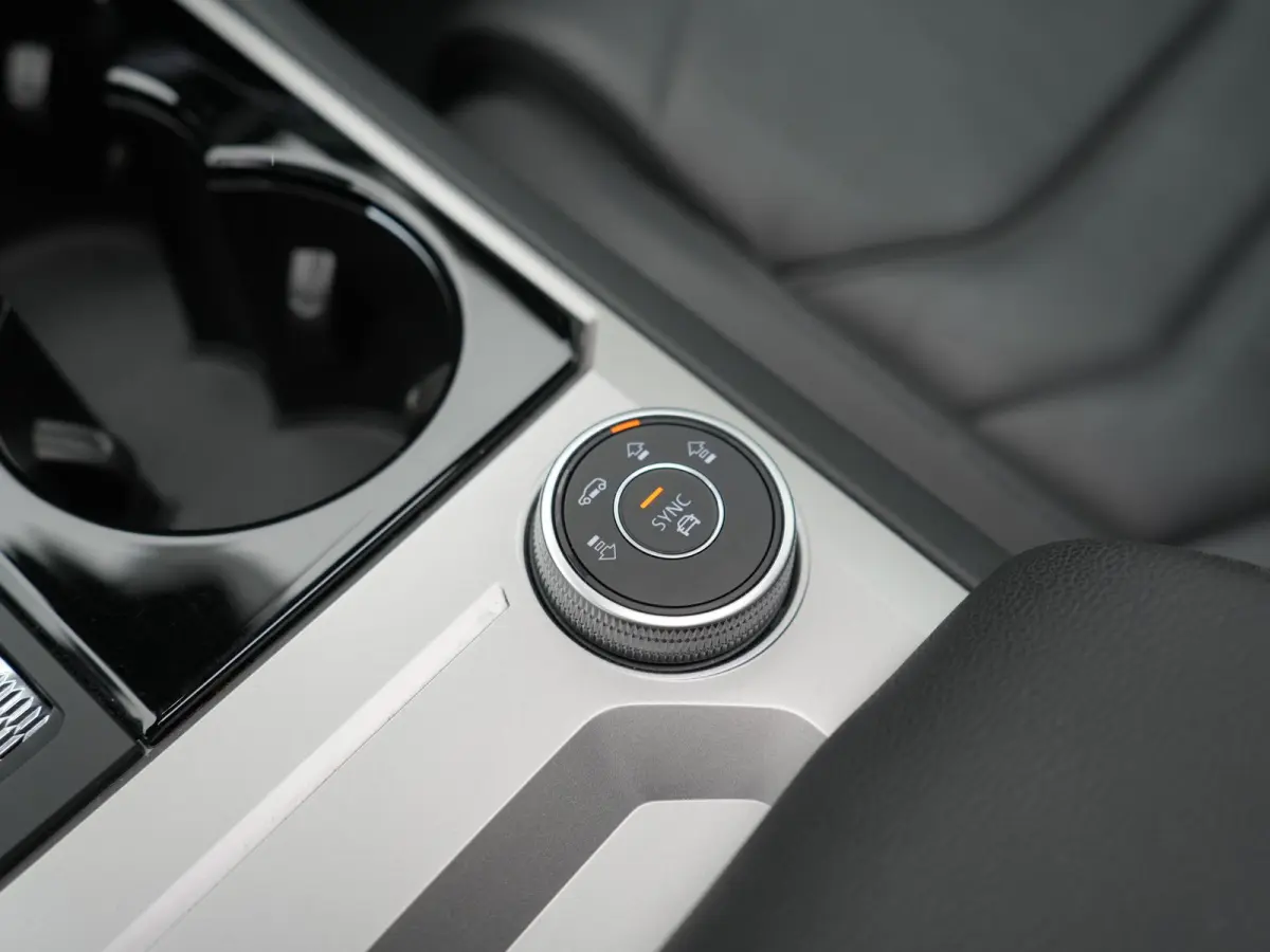 3.0 TSi eHybrid 4MOTION PHEV 381pk Dealer O.H | Luchtvering | Trekhaak Af Fabriek | Panodak | Adaptive Cruise | Matrix LED | Lederen Sportstoelen Memory & Verwarmd | Keyless | Apple Carplay 