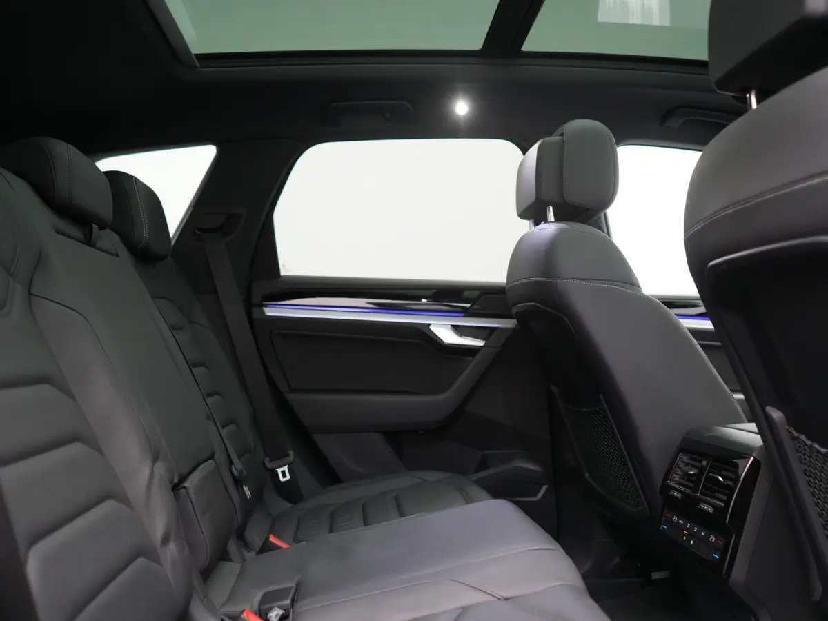3.0 TSi eHybrid 4MOTION PHEV 381pk Dealer O.H | Luchtvering | Trekhaak Af Fabriek | Panodak | Adaptive Cruise | Matrix LED | Lederen Sportstoelen Memory & Verwarmd | Keyless | Apple Carplay 