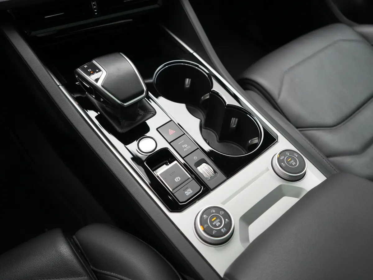 3.0 TSi eHybrid 4MOTION PHEV 381pk Dealer O.H | Luchtvering | Trekhaak Af Fabriek | Panodak | Adaptive Cruise | Matrix LED | Lederen Sportstoelen Memory & Verwarmd | Keyless | Apple Carplay 