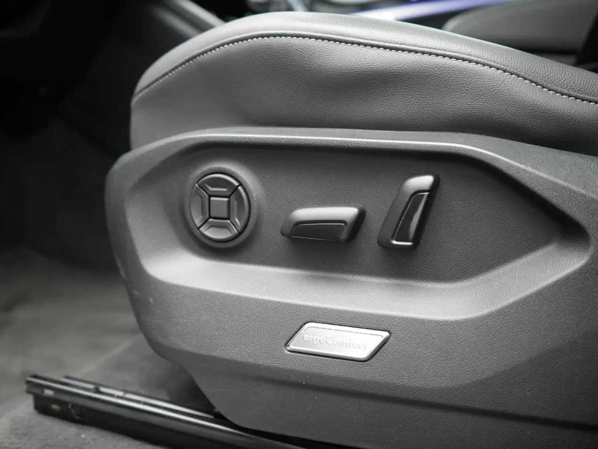 3.0 TSi eHybrid 4MOTION PHEV 381pk Dealer O.H | Luchtvering | Trekhaak Af Fabriek | Panodak | Adaptive Cruise | Matrix LED | Lederen Sportstoelen Memory & Verwarmd | Keyless | Apple Carplay 
