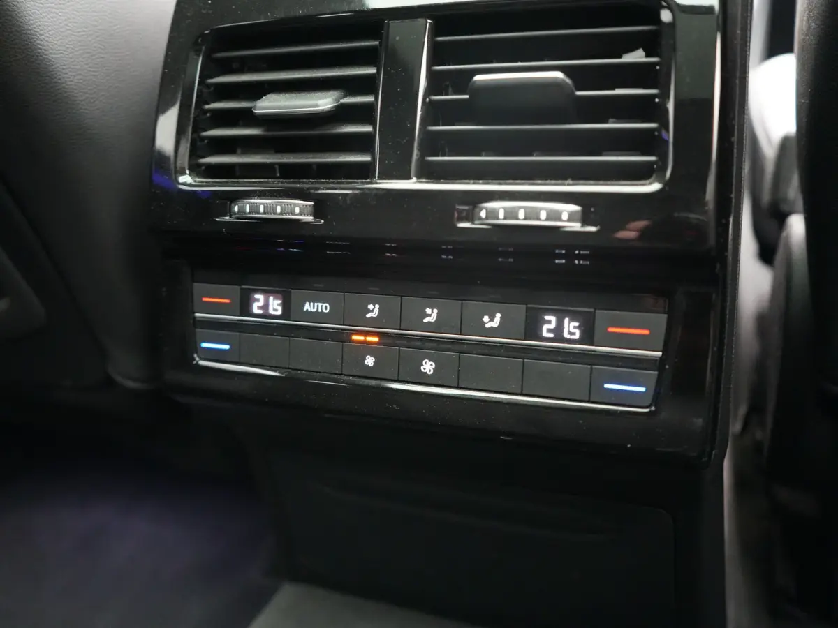 3.0 TSi eHybrid 4MOTION PHEV 381pk Dealer O.H | Luchtvering | Trekhaak Af Fabriek | Panodak | Adaptive Cruise | Matrix LED | Lederen Sportstoelen Memory & Verwarmd | Keyless | Apple Carplay 