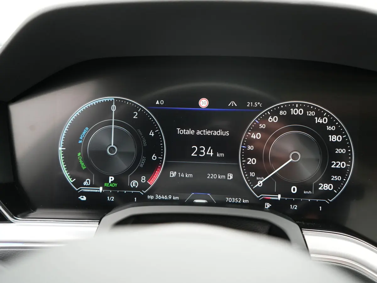 3.0 TSi eHybrid 4MOTION PHEV 381pk Dealer O.H | Luchtvering | Trekhaak Af Fabriek | Panodak | Adaptive Cruise | Matrix LED | Lederen Sportstoelen Memory & Verwarmd | Keyless | Apple Carplay 