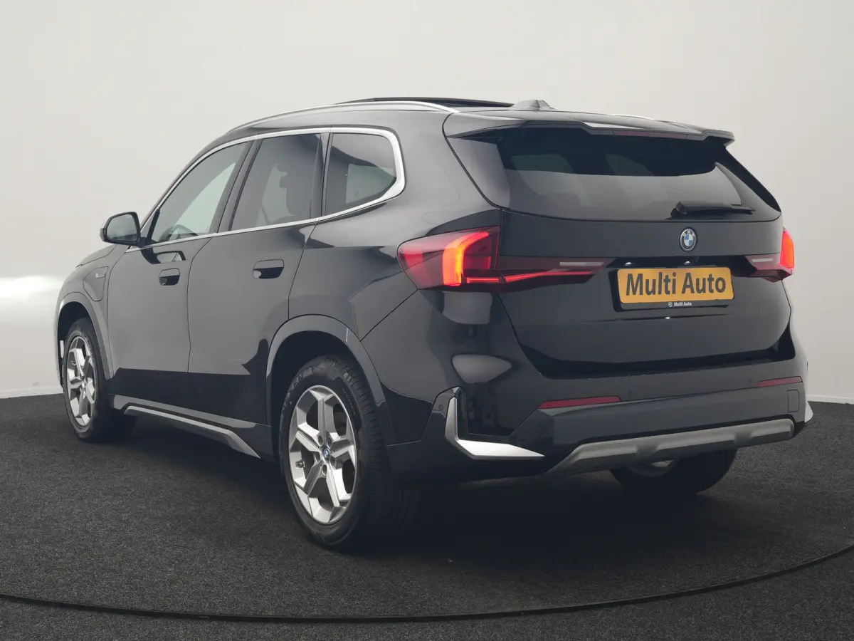 xDrive30e X Line PHEV 326pk Dealer O.H. | Trekhaak Af Fabriek | Panodak | Camera | Harman / Kardon | Lederen Voorstoelen Memory & Verwarmd | Sfeerverlichting | Apple Carplay | Navigatie | DA