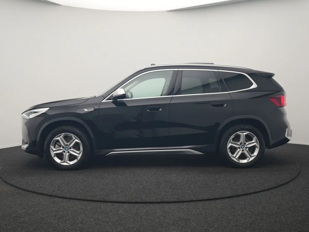 xDrive30e X Line PHEV 326pk Dealer O.H. | Trekhaak Af Fabriek | Panodak | Camera | Harman / Kardon | Lederen Voorstoelen Memory & Verwarmd | Sfeerverlichting | Apple Carplay | Navigatie | DA