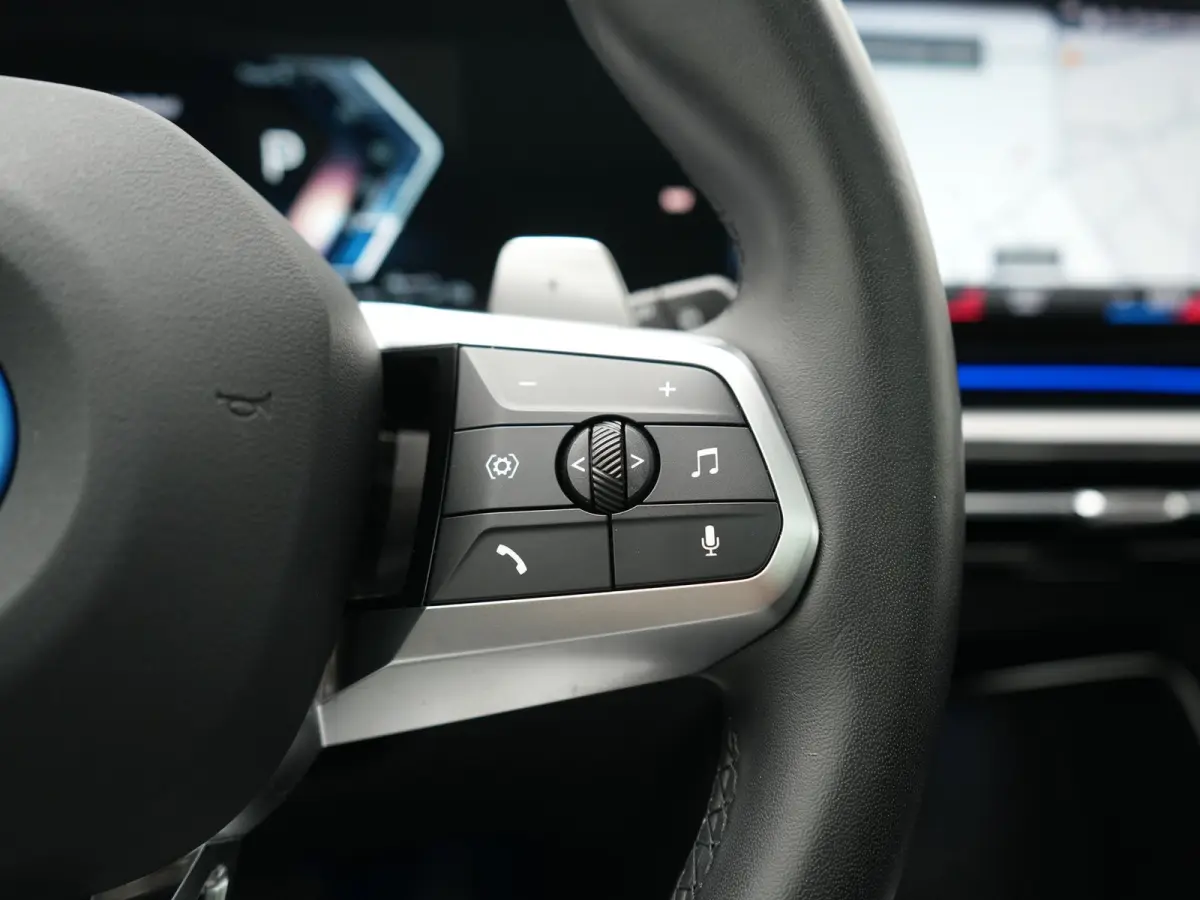 xDrive30e X Line PHEV 326pk Dealer O.H. | Trekhaak Af Fabriek | Panodak | Camera | Harman / Kardon | Lederen Voorstoelen Memory & Verwarmd | Sfeerverlichting | Apple Carplay | Navigatie | DA