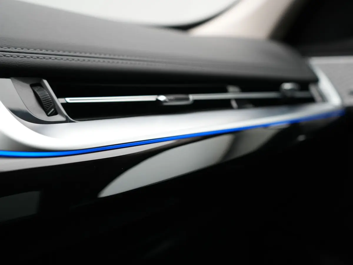 xDrive30e X Line PHEV 326pk Dealer O.H. | Trekhaak Af Fabriek | Panodak | Camera | Harman / Kardon | Lederen Voorstoelen Memory & Verwarmd | Sfeerverlichting | Apple Carplay | Navigatie | DA