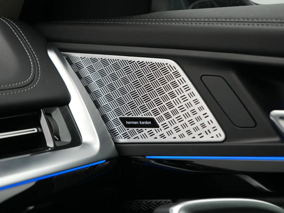 xDrive30e X Line PHEV 326pk Dealer O.H. | Trekhaak Af Fabriek | Panodak | Camera | Harman / Kardon | Lederen Voorstoelen Memory & Verwarmd | Sfeerverlichting | Apple Carplay | Navigatie | DA