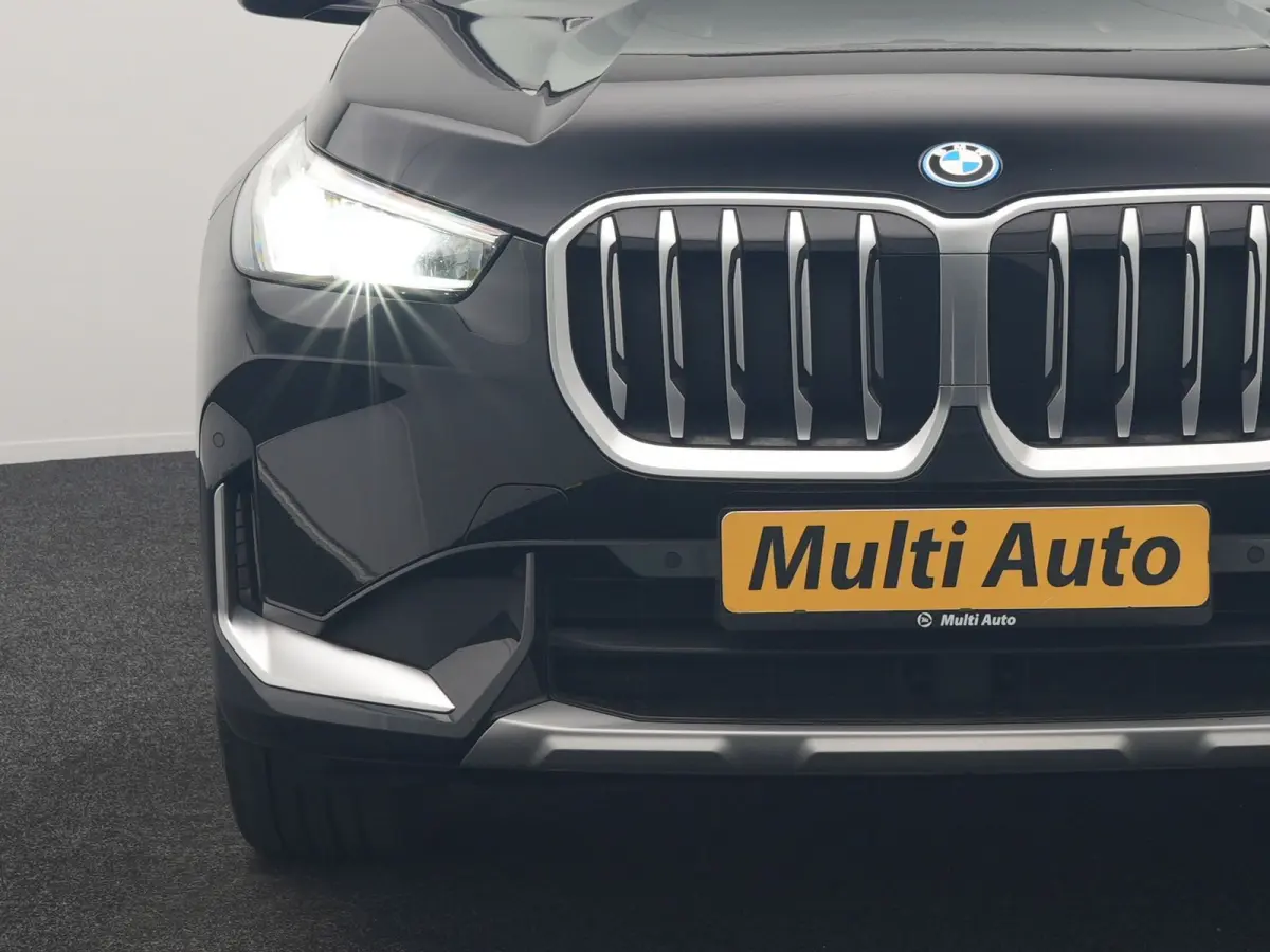 xDrive30e X Line PHEV 326pk Dealer O.H. | Trekhaak Af Fabriek | Panodak | Camera | Harman / Kardon | Lederen Voorstoelen Memory & Verwarmd | Sfeerverlichting | Apple Carplay | Navigatie | DA