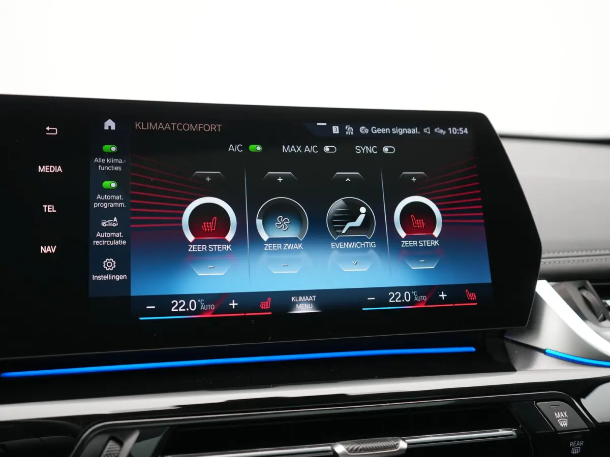 xDrive30e X Line PHEV 326pk Dealer O.H. | Trekhaak Af Fabriek | Panodak | Camera | Harman / Kardon | Lederen Voorstoelen Memory & Verwarmd | Sfeerverlichting | Apple Carplay | Navigatie | DA