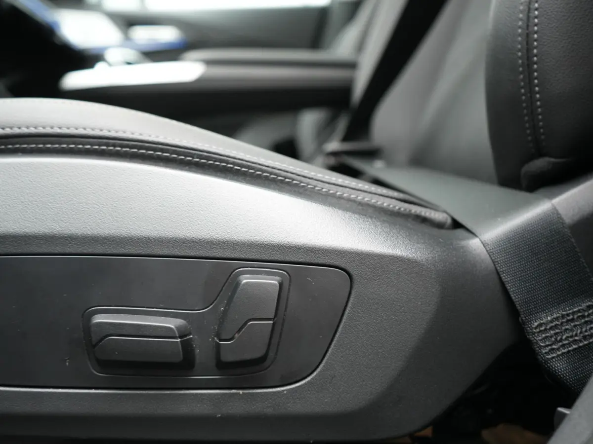 xDrive30e X Line PHEV 326pk Dealer O.H. | Trekhaak Af Fabriek | Panodak | Camera | Harman / Kardon | Lederen Voorstoelen Memory & Verwarmd | Sfeerverlichting | Apple Carplay | Navigatie | DA