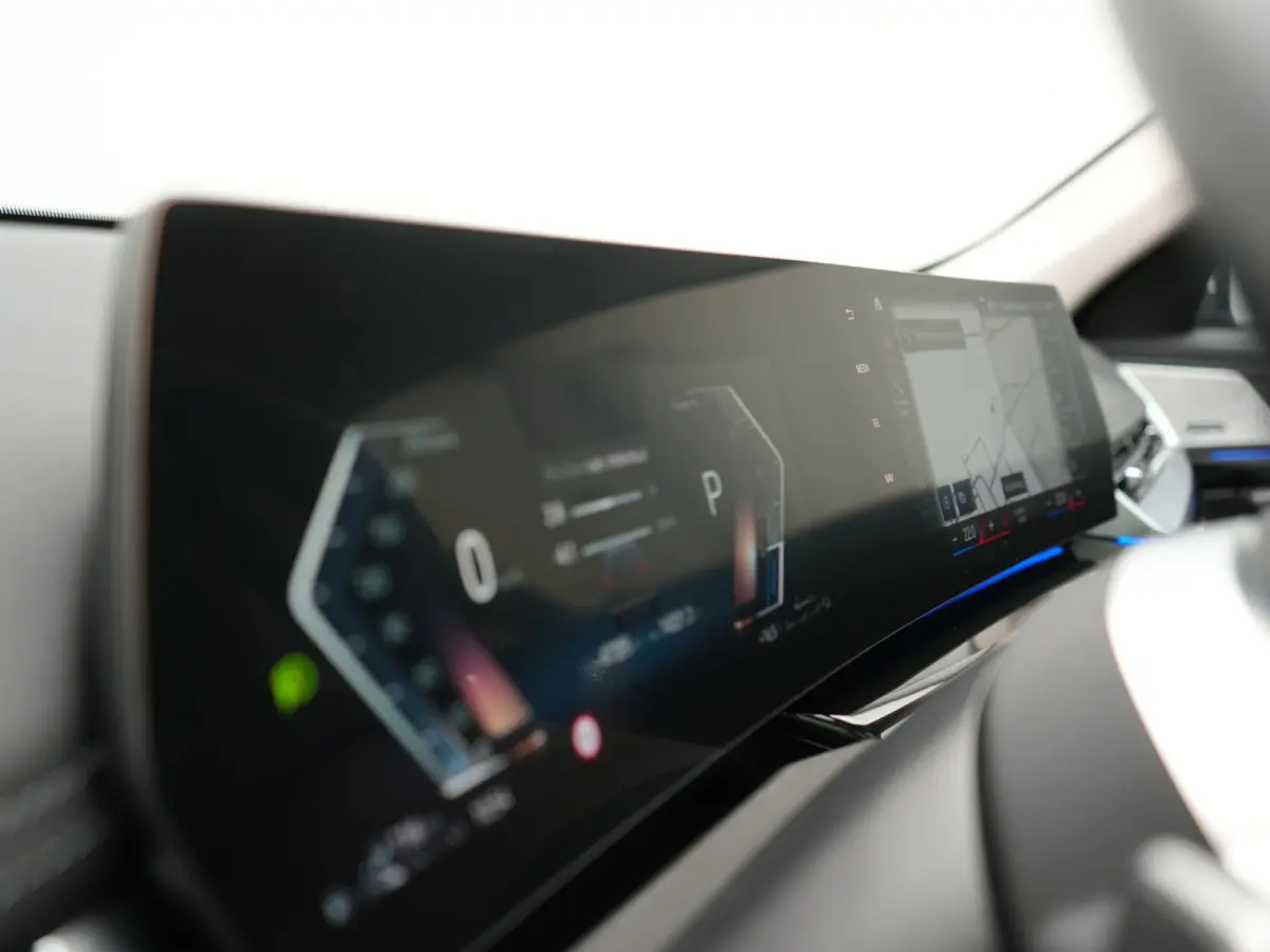 xDrive30e X Line PHEV 326pk Dealer O.H. | Trekhaak Af Fabriek | Panodak | Camera | Harman / Kardon | Lederen Voorstoelen Memory & Verwarmd | Sfeerverlichting | Apple Carplay | Navigatie | DA