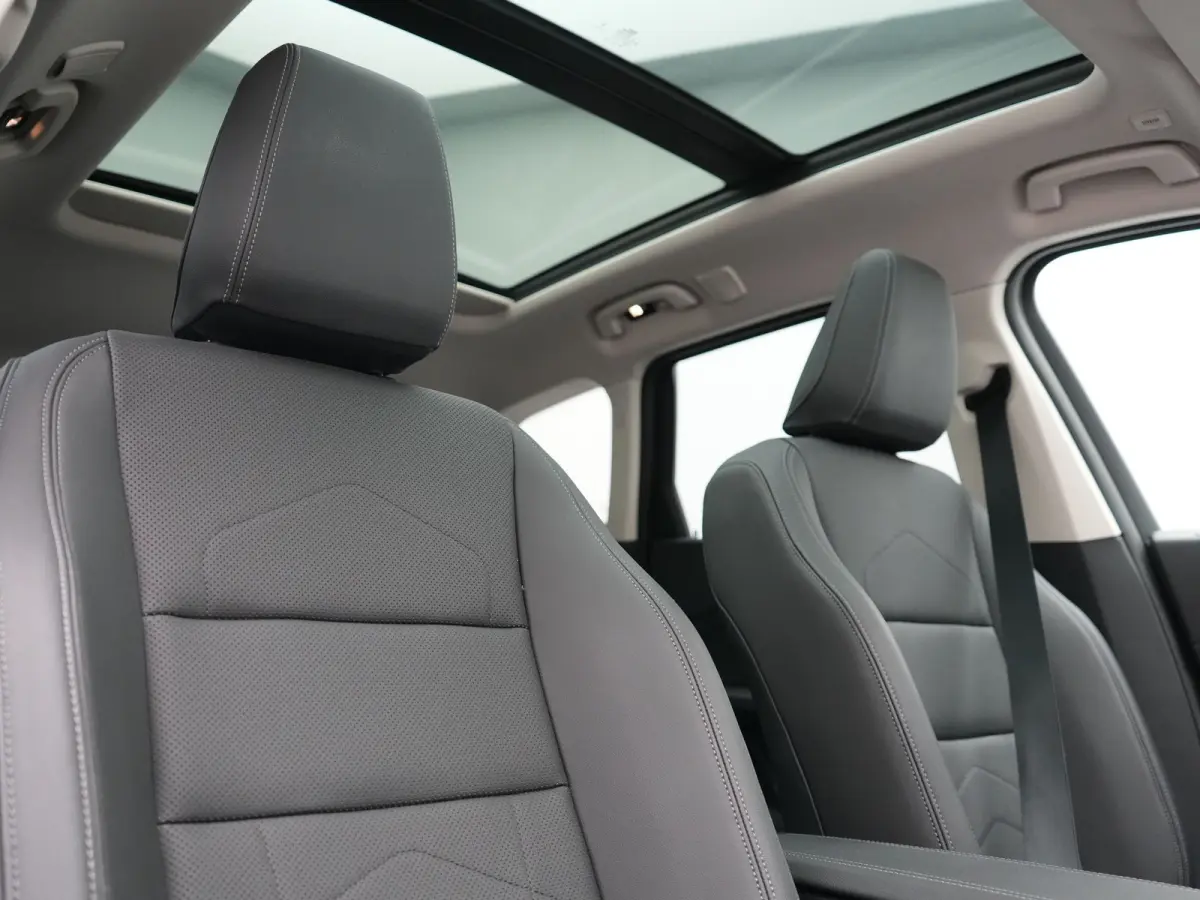 xDrive30e X Line PHEV 326pk Dealer O.H. | Trekhaak Af Fabriek | Panodak | Camera | Harman / Kardon | Lederen Voorstoelen Memory & Verwarmd | Sfeerverlichting | Apple Carplay | Navigatie | DA