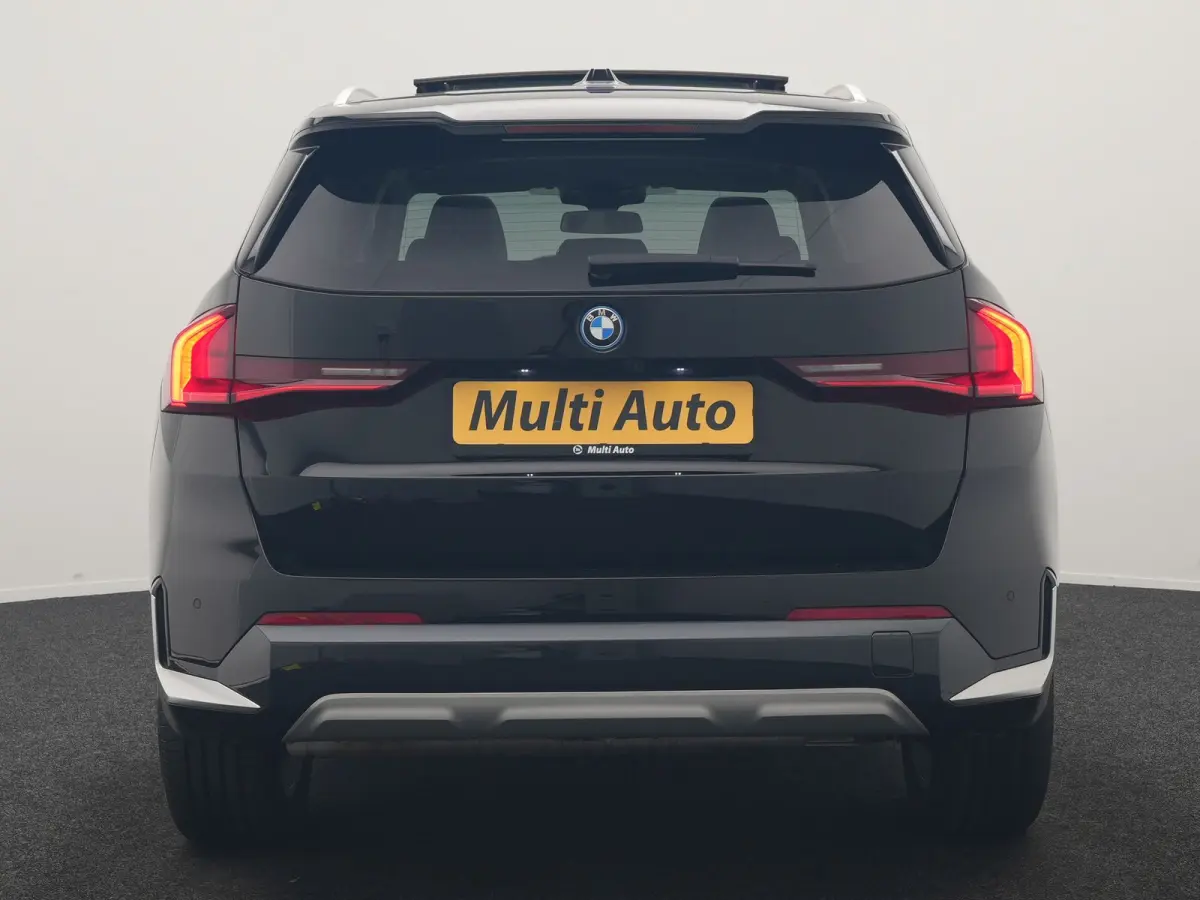 xDrive30e X Line PHEV 326pk Dealer O.H. | Trekhaak Af Fabriek | Panodak | Camera | Harman / Kardon | Lederen Voorstoelen Memory & Verwarmd | Sfeerverlichting | Apple Carplay | Navigatie | DA