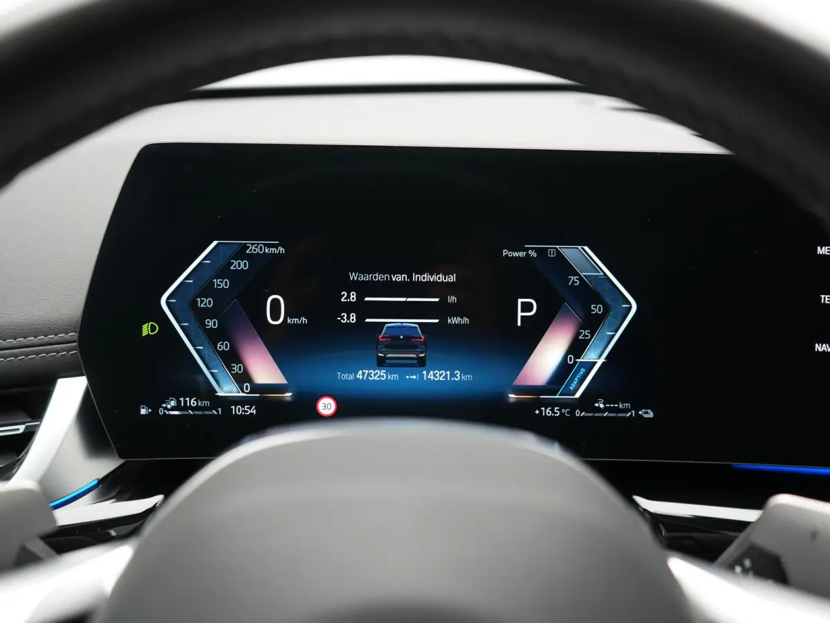 xDrive30e X Line PHEV 326pk Dealer O.H. | Trekhaak Af Fabriek | Panodak | Camera | Harman / Kardon | Lederen Voorstoelen Memory & Verwarmd | Sfeerverlichting | Apple Carplay | Navigatie | DA