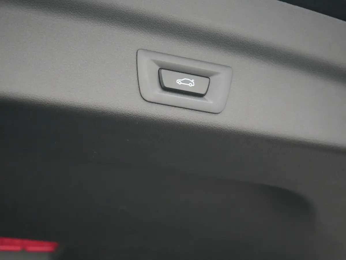 xDrive30e X Line PHEV 326pk Dealer O.H. | Trekhaak Af Fabriek | Panodak | Camera | Harman / Kardon | Lederen Voorstoelen Memory & Verwarmd | Sfeerverlichting | Apple Carplay | Navigatie | DA