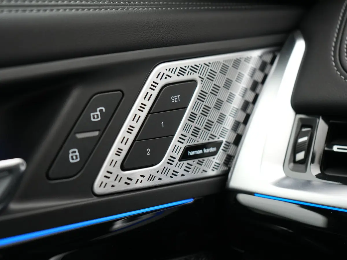 xDrive30e X Line PHEV 326pk Dealer O.H. | Trekhaak Af Fabriek | Panodak | Camera | Harman / Kardon | Lederen Voorstoelen Memory & Verwarmd | Sfeerverlichting | Apple Carplay | Navigatie | DA