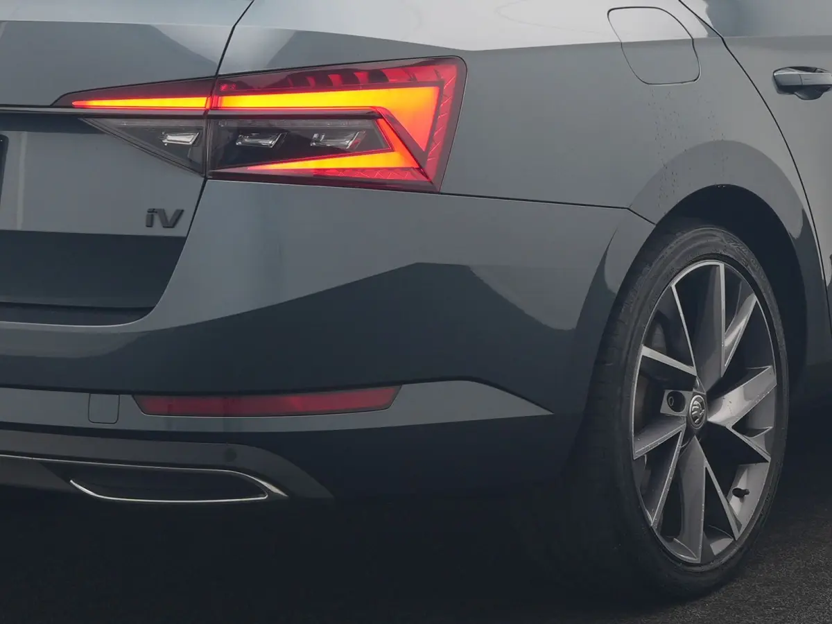 1.4 TSI iV Sportline Business PHEV 218pk Dealer O.H. | Trekhaak Af Fabriek | Panodak | Adaptive Cruise | 360 Camera | Alcantara Sportstoelen Memory & Verwarmd | Stuur Verwarmd | Blis | Keyle