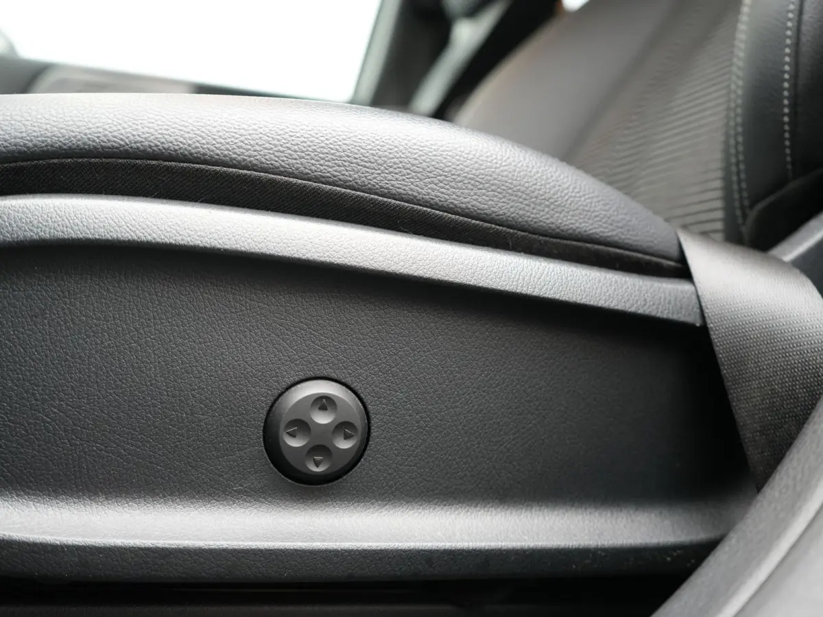 250 e Advantage PHEV 218pk Dealer O.H. | Trekhaak Af Fabriek | Adaptive Cruise | Head Up | Burmester Audio | Camera | Lederen Sportstoelen Memory & Verwarmd | BLIS | Apple Carplay | Widescre