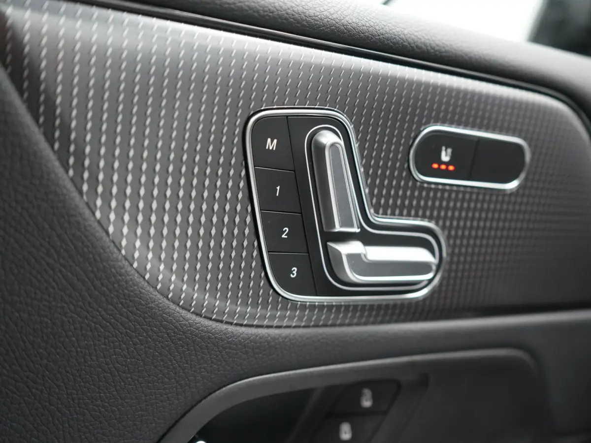 250 e Advantage PHEV 218pk Dealer O.H. | Trekhaak Af Fabriek | Adaptive Cruise | Head Up | Burmester Audio | Camera | Lederen Sportstoelen Memory & Verwarmd | BLIS | Apple Carplay | Widescre