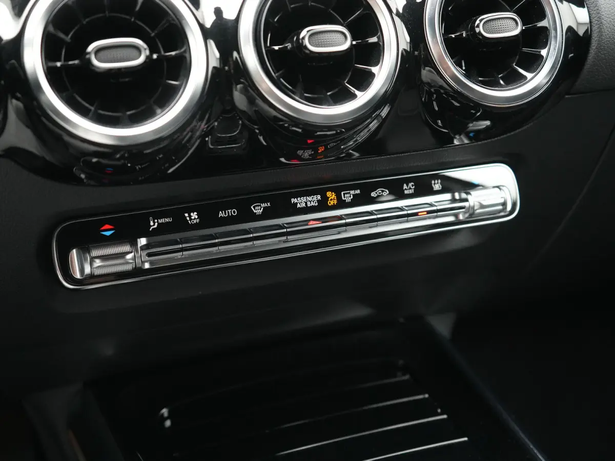 250 e Advantage PHEV 218pk Dealer O.H. | Trekhaak Af Fabriek | Adaptive Cruise | Head Up | Burmester Audio | Camera | Lederen Sportstoelen Memory & Verwarmd | BLIS | Apple Carplay | Widescre
