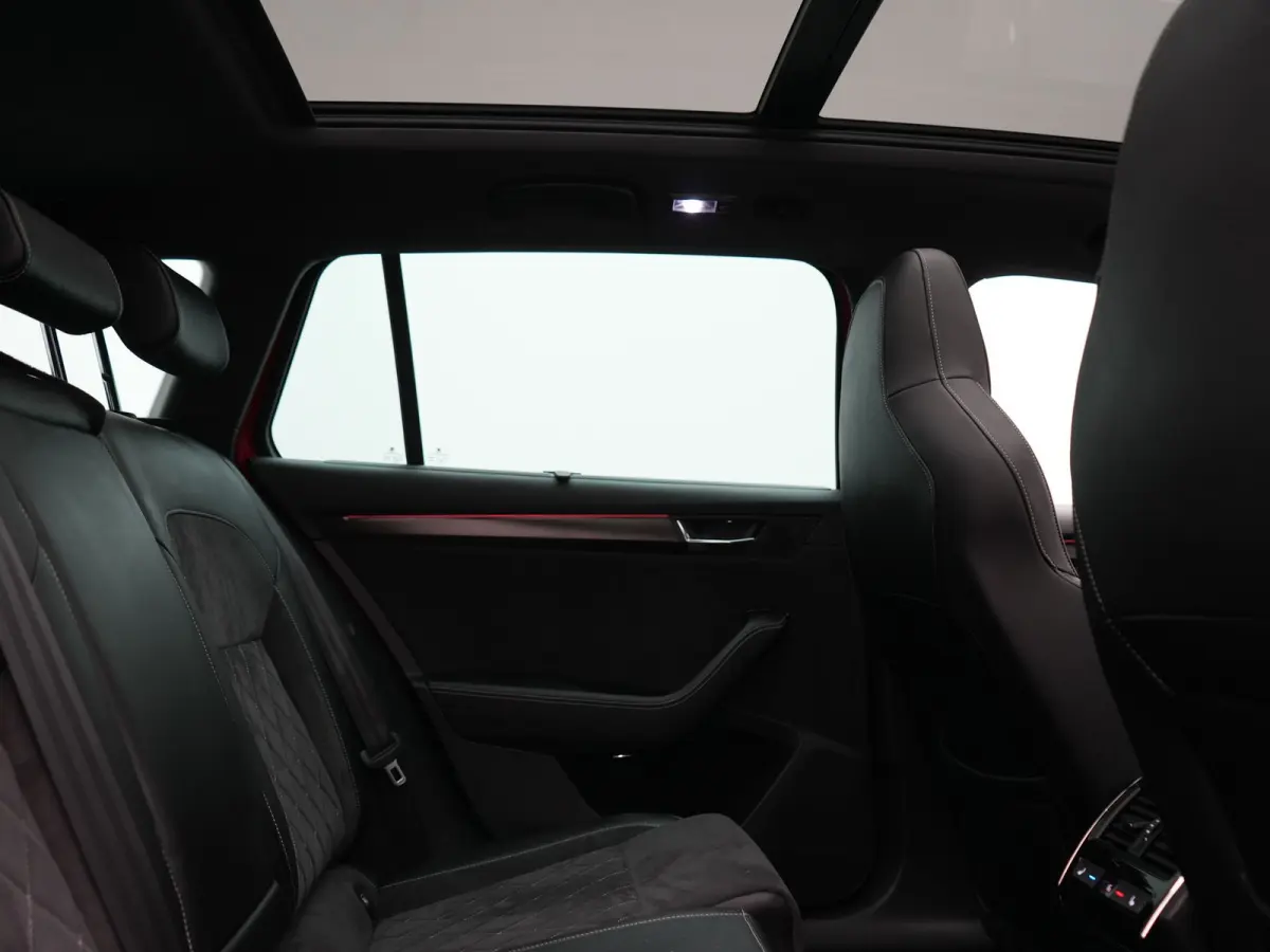 1.4 TSI iV Sportline Business PHEV 218pk Dealer O.H. | Trekhaak Af Fabriek | Panodak | Adaptive Cruise | SOH 89,8% | Camera | Canton Audio | Alcantara Sportstoelen Memory & Verwarmd | Stuur 