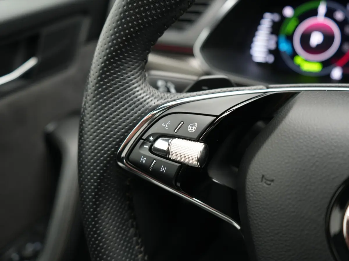 1.4 TSI iV Sportline Business PHEV 218pk Dealer O.H. | Trekhaak Af Fabriek | Panodak | Adaptive Cruise | SOH 89,8% | Camera | Canton Audio | Alcantara Sportstoelen Memory & Verwarmd | Stuur 