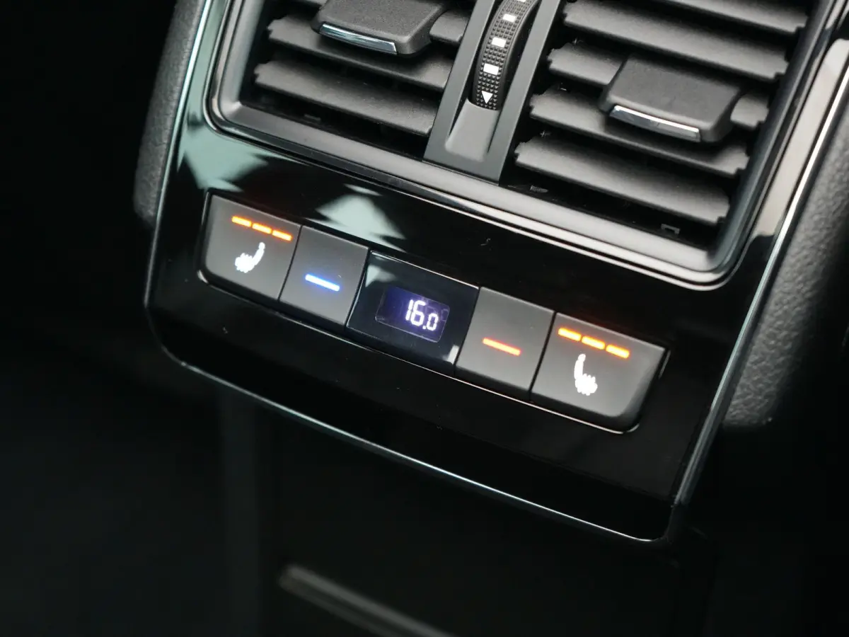 1.4 TSI iV Sportline Business PHEV 218pk Dealer O.H. | Trekhaak Af Fabriek | Panodak | Adaptive Cruise | SOH 89,8% | Camera | Canton Audio | Alcantara Sportstoelen Memory & Verwarmd | Stuur 