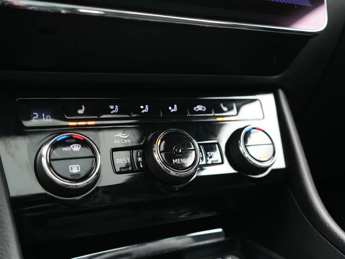 1.4 TSI iV Sportline Business PHEV 218pk Dealer O.H. | Trekhaak Af Fabriek | Panodak | Adaptive Cruise | SOH 89,8% | Camera | Canton Audio | Alcantara Sportstoelen Memory & Verwarmd | Stuur 