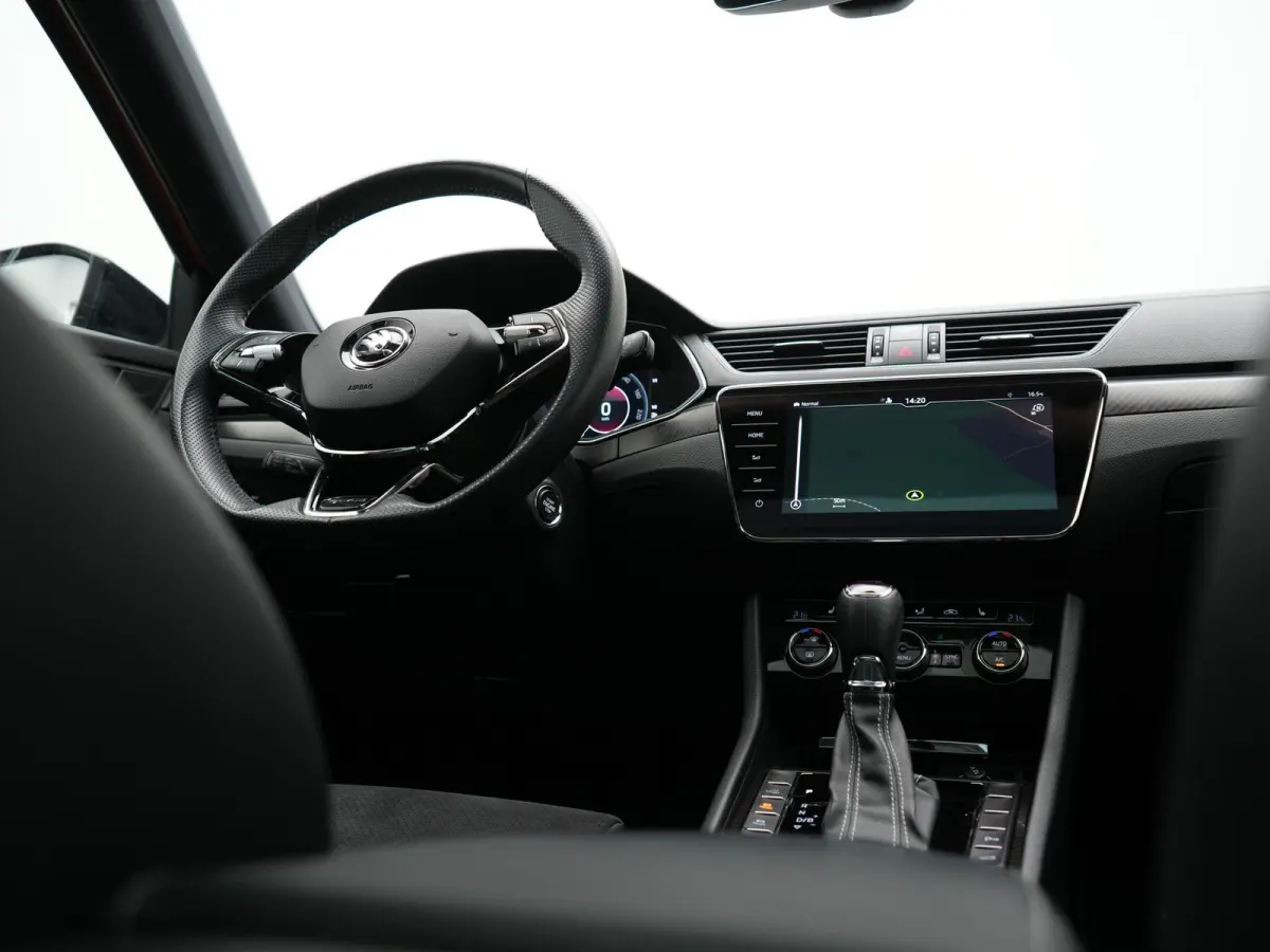 1.4 TSI iV Sportline Business PHEV 218pk Dealer O.H. | Trekhaak Af Fabriek | Panodak | Adaptive Cruise | SOH 89,8% | Camera | Canton Audio | Alcantara Sportstoelen Memory & Verwarmd | Stuur 