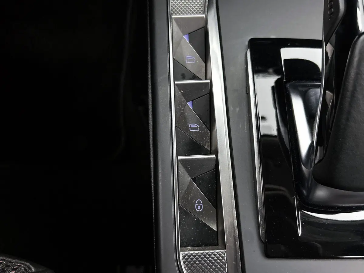 136pk Performance Line 54 kWh | ACCU 95% | Navigatie | Camera Achter | Climate Control | Cruise Control | 17"LMV | LED | Dodehoekdetectie | Trekhaak |