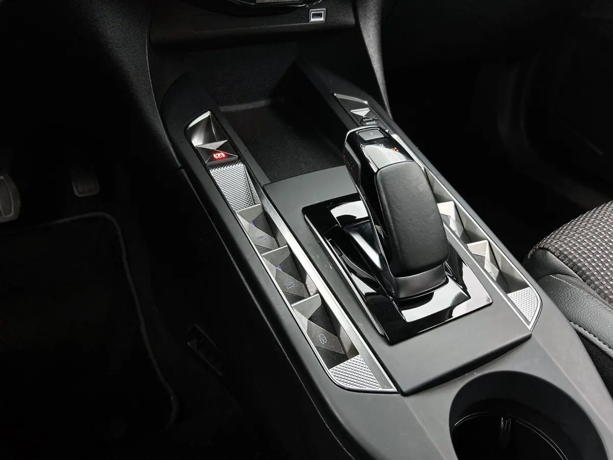136pk Performance Line 54 kWh | ACCU 95% | Navigatie | Camera Achter | Climate Control | Cruise Control | 17"LMV | LED | Dodehoekdetectie | Trekhaak |