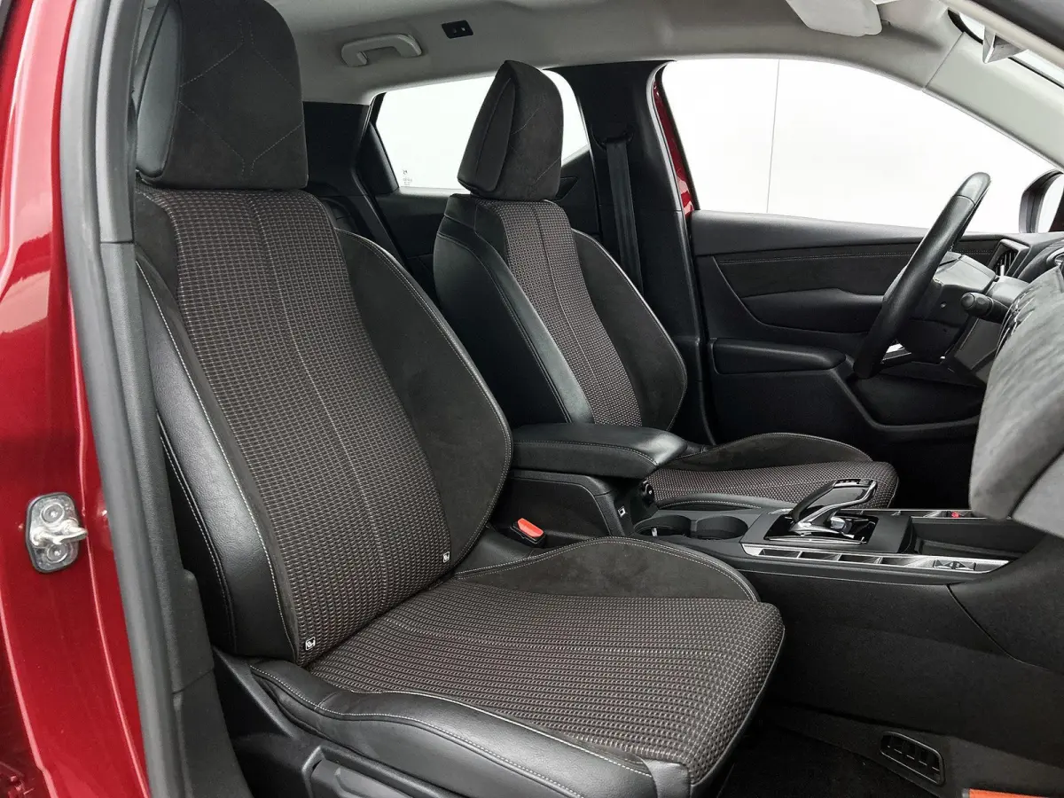 136pk Performance Line 54 kWh | ACCU 95% | Navigatie | Camera Achter | Climate Control | Cruise Control | 17"LMV | LED | Dodehoekdetectie | Trekhaak |