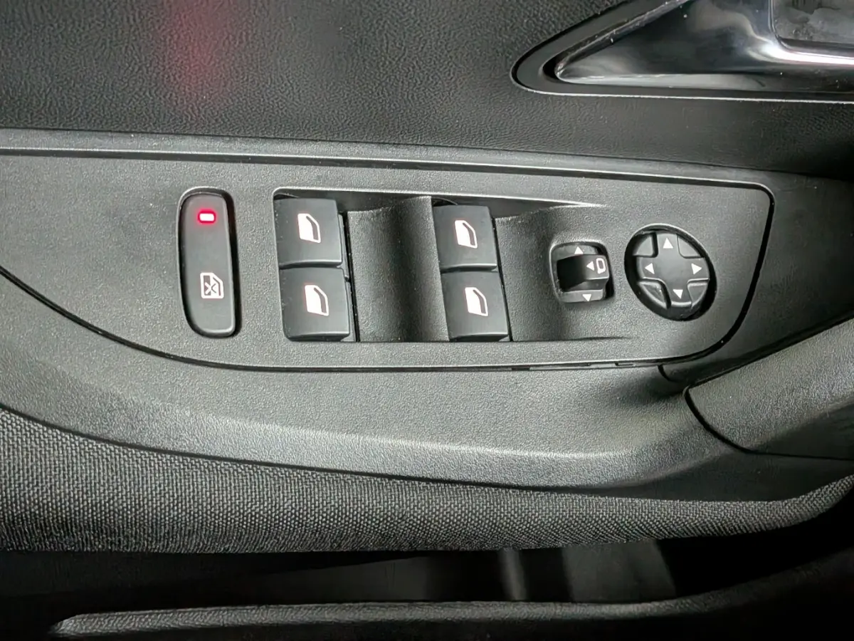 EV Active Pack 50 kWh | Navigatie | Camera | Apple Carplay / Android Auto | SOH 96% | Achterbank in delen neerklapbaar | Achteruitrijcamera | Airco (automatisch)