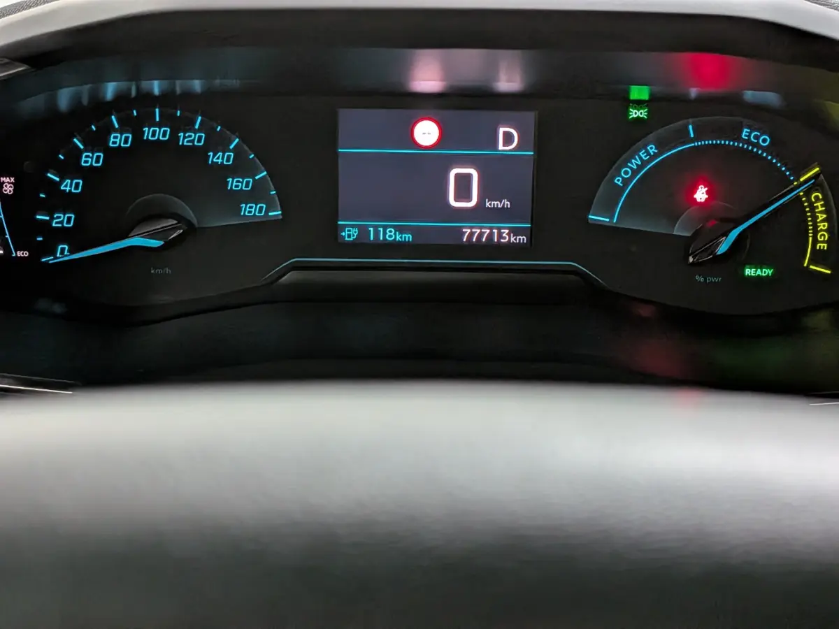 EV Active Pack 50 kWh | Navigatie | Camera | Apple Carplay / Android Auto | SOH 96% | Achterbank in delen neerklapbaar | Achteruitrijcamera | Airco (automatisch)