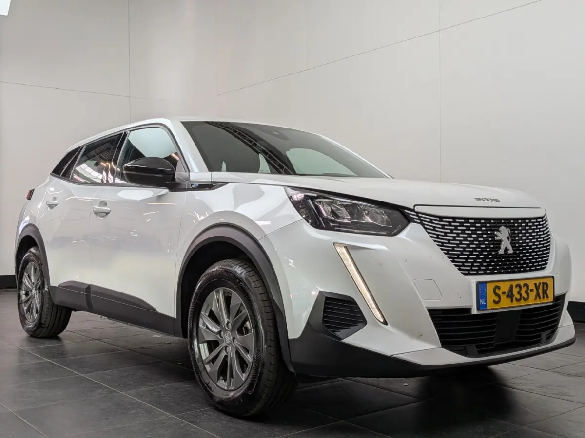 EV Active Pack 50 kWh | Navigatie | Camera | Apple Carplay / Android Auto | SOH 96% | Achterbank in delen neerklapbaar | Achteruitrijcamera | Airco (automatisch)