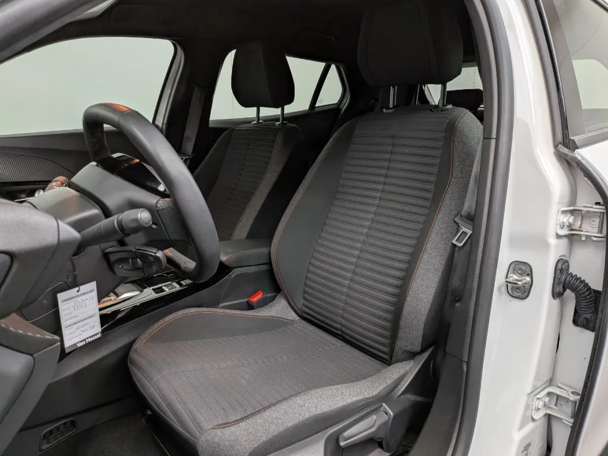 EV Active Pack 50 kWh | Navigatie | Camera | Apple Carplay / Android Auto | SOH 96% | Achterbank in delen neerklapbaar | Achteruitrijcamera | Airco (automatisch)