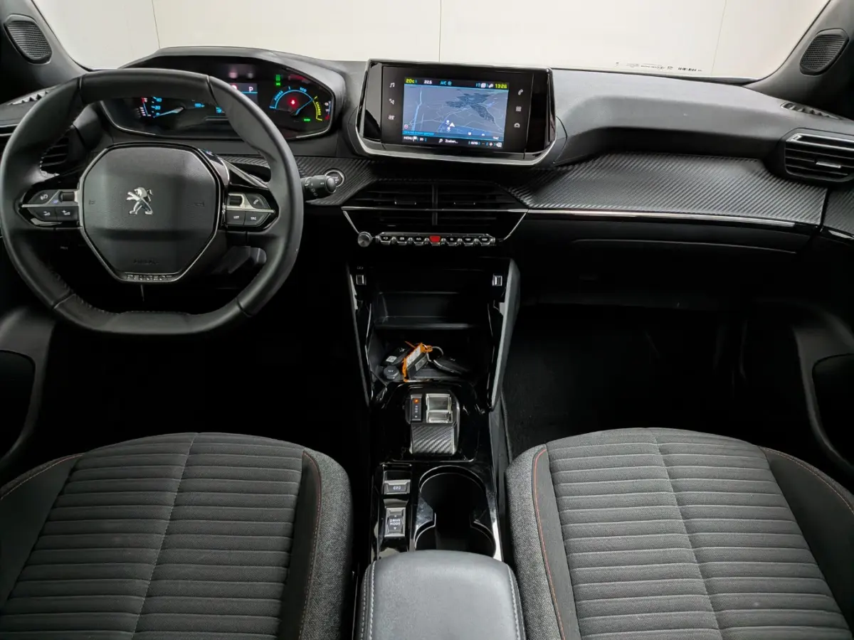 EV Active Pack 50 kWh | Navigatie | Camera | Apple Carplay / Android Auto | SOH 96% | Achterbank in delen neerklapbaar | Achteruitrijcamera | Airco (automatisch)