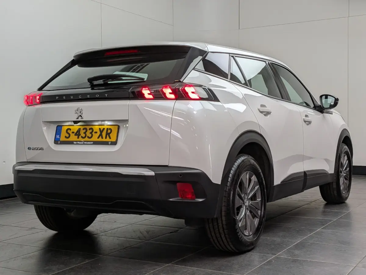 EV Active Pack 50 kWh | Navigatie | Camera | Apple Carplay / Android Auto | SOH 96% | Achterbank in delen neerklapbaar | Achteruitrijcamera | Airco (automatisch)