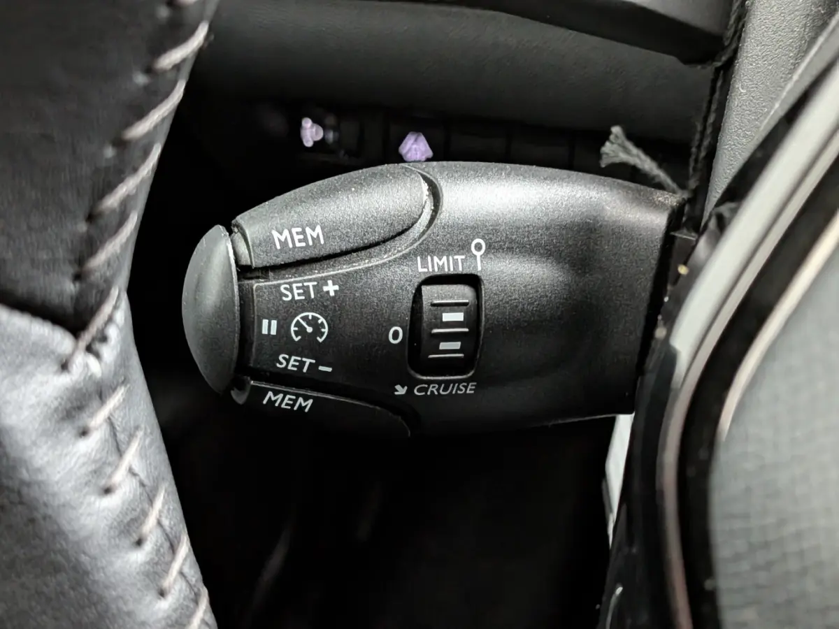 EV Active Pack 50 kWh | Navigatie | Camera | Apple Carplay / Android Auto | SOH 96% | Achterbank in delen neerklapbaar | Achteruitrijcamera | Airco (automatisch)
