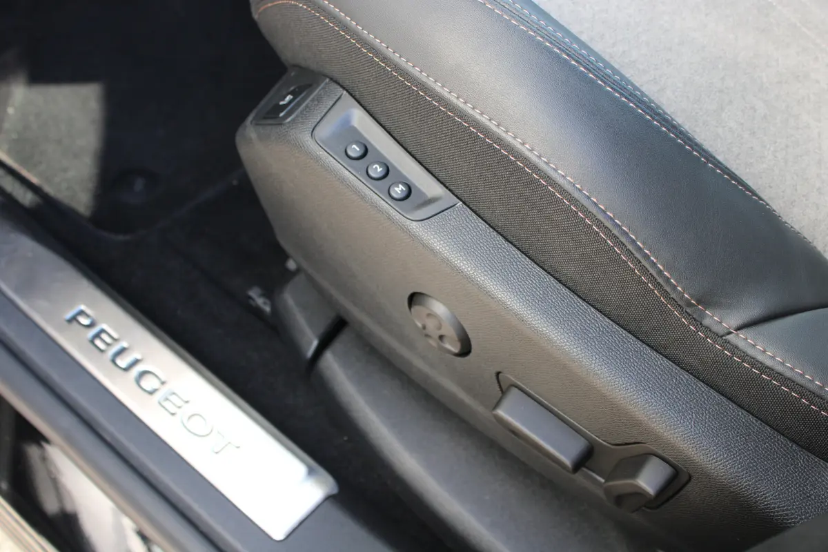 1.6 HYbrid 225 GT | Elektrisch verstelbare stoel | Focal | Navigatie | Camera voor + achter | Alcantara |