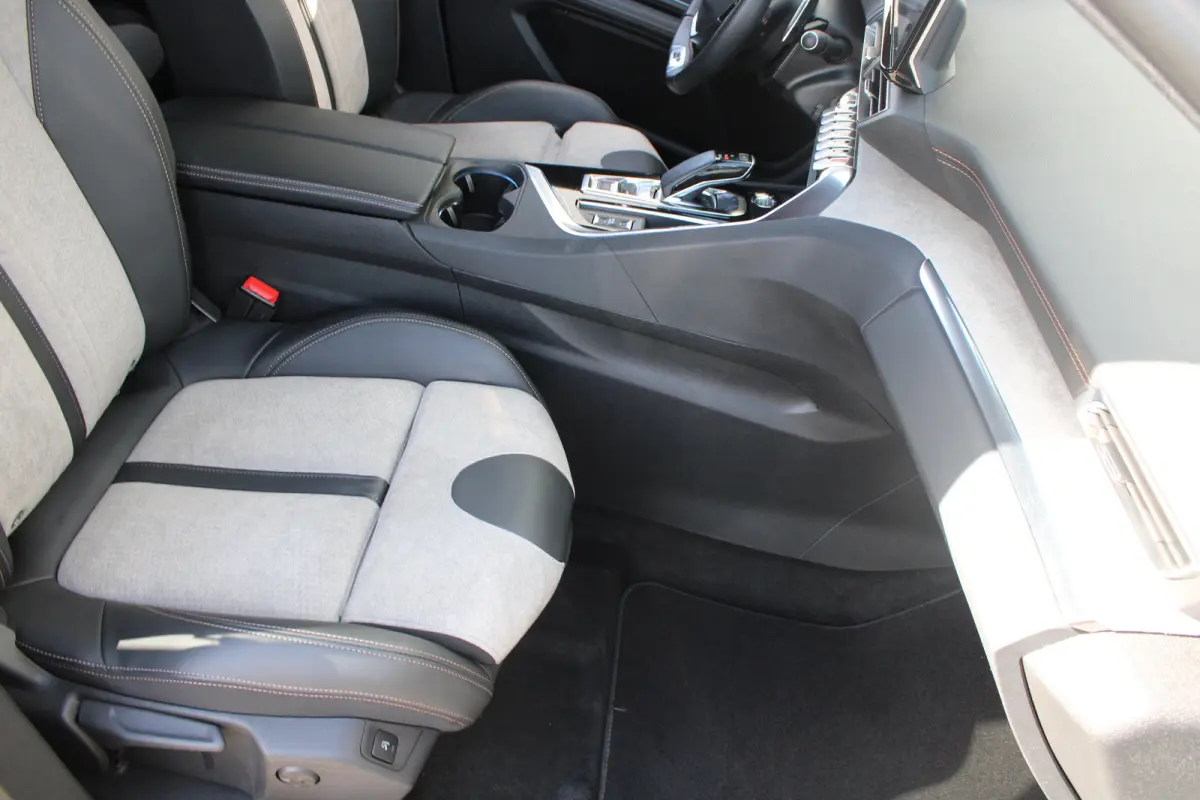 1.6 HYbrid 225 GT | Elektrisch verstelbare stoel | Focal | Navigatie | Camera voor + achter | Alcantara |