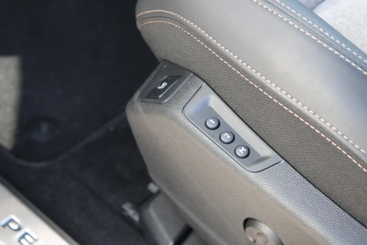 1.6 HYbrid 225 GT | Elektrisch verstelbare stoel | Focal | Navigatie | Camera voor + achter | Alcantara |