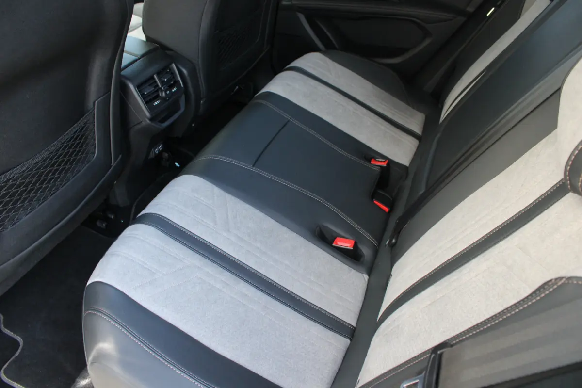 1.6 HYbrid 225 GT | Elektrisch verstelbare stoel | Focal | Navigatie | Camera voor + achter | Alcantara |