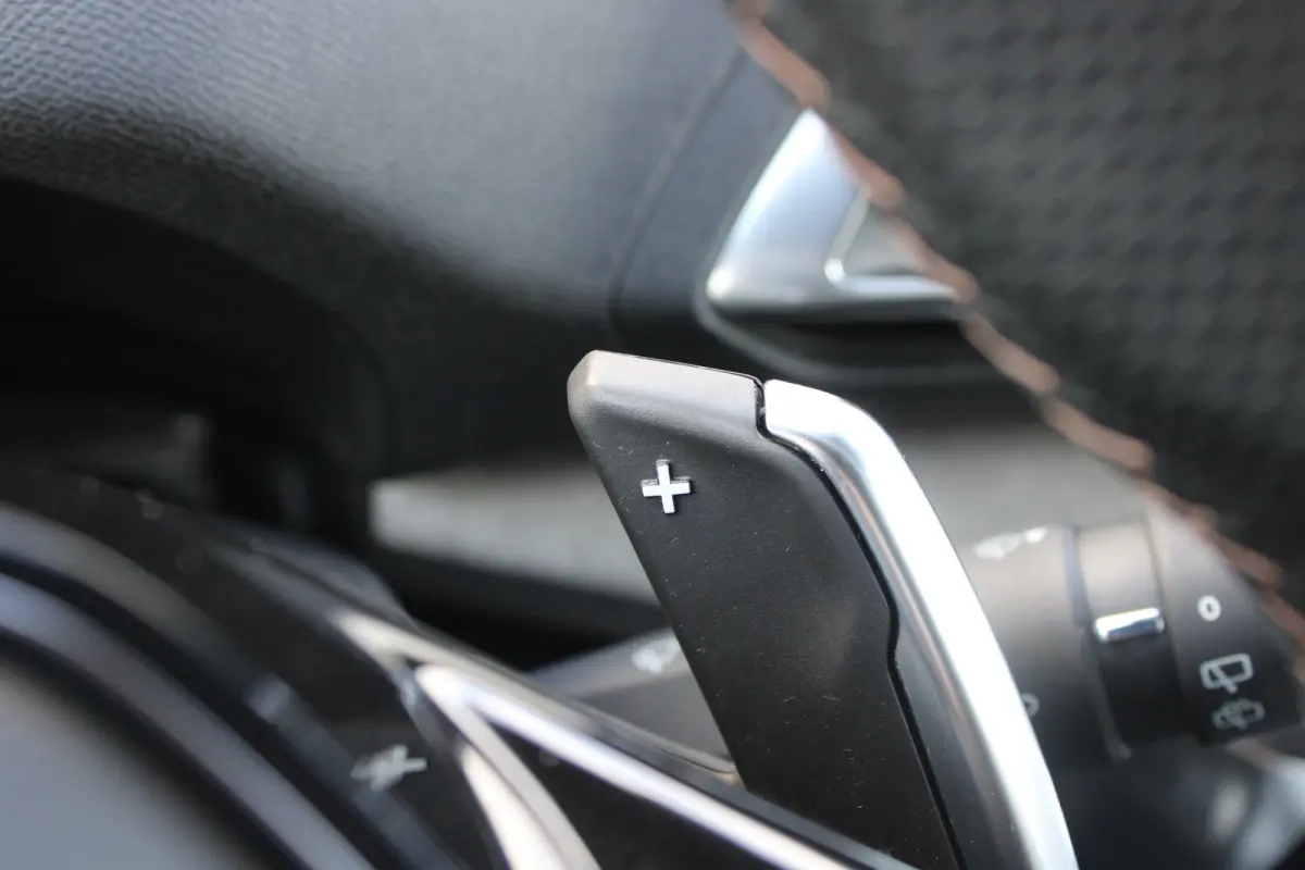 1.6 HYbrid 225 GT | Elektrisch verstelbare stoel | Focal | Navigatie | Camera voor + achter | Alcantara |