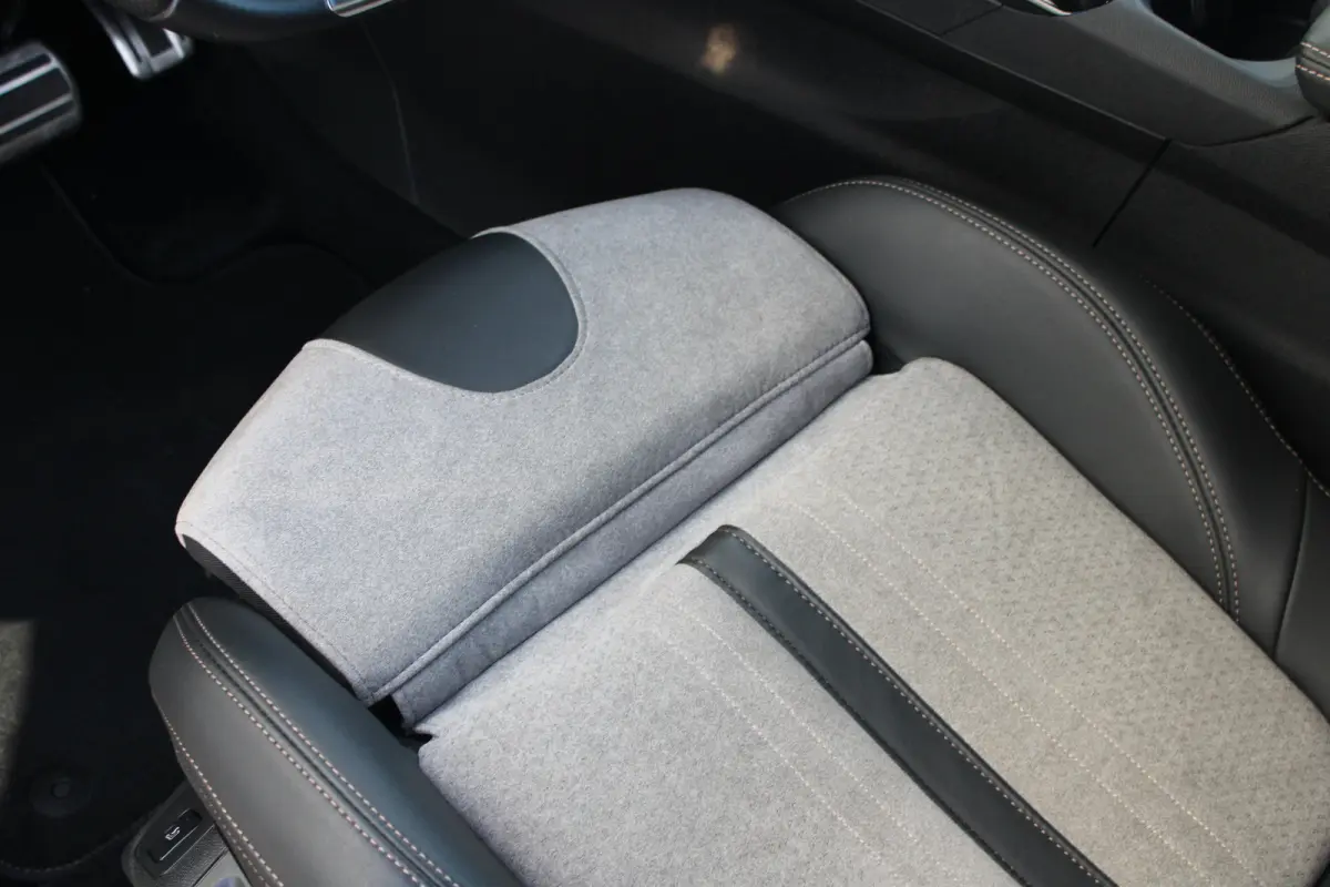 1.6 HYbrid 225 GT | Elektrisch verstelbare stoel | Focal | Navigatie | Camera voor + achter | Alcantara |