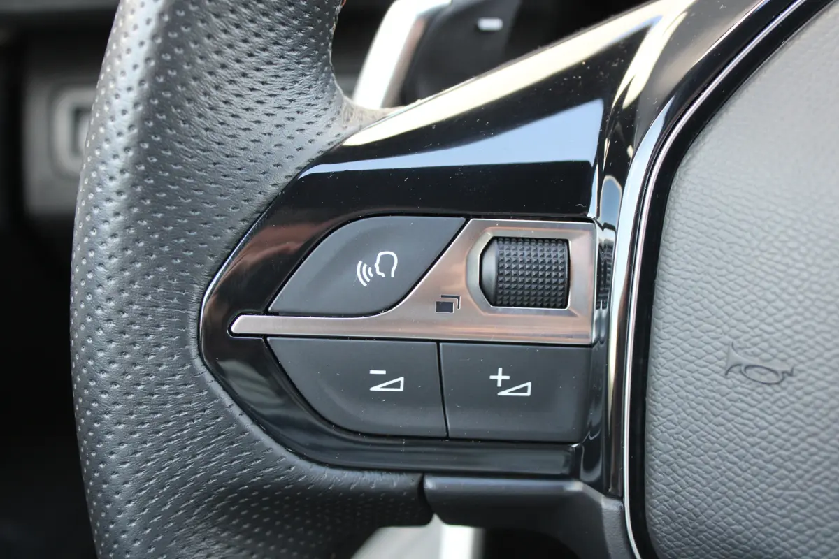 1.6 HYbrid 225 GT | Elektrisch verstelbare stoel | Focal | Navigatie | Camera voor + achter | Alcantara |
