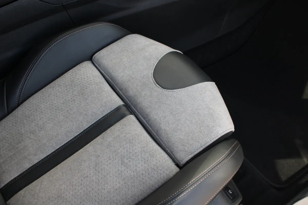 1.6 HYbrid 225 GT | Elektrisch verstelbare stoel | Focal | Navigatie | Camera voor + achter | Alcantara |