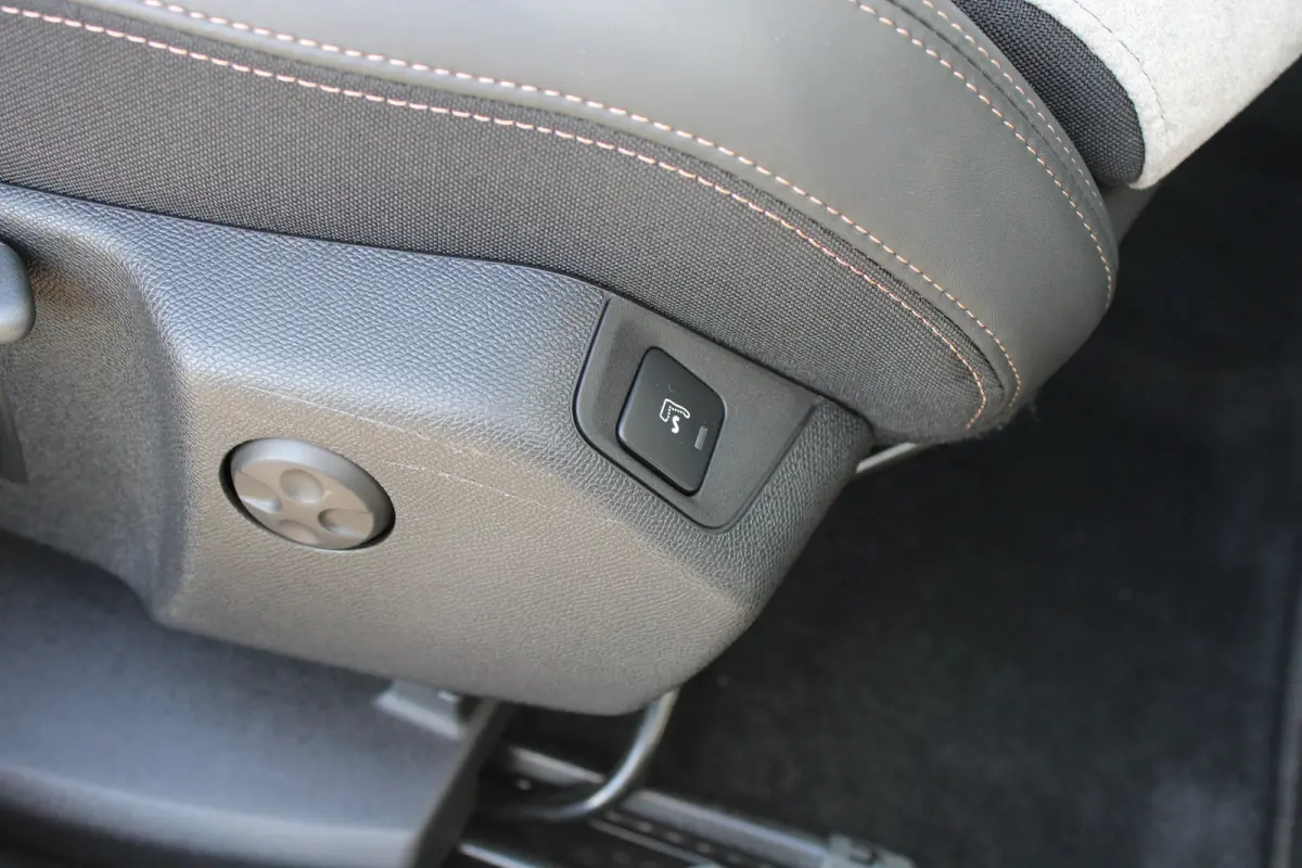 1.6 HYbrid 225 GT | Elektrisch verstelbare stoel | Focal | Navigatie | Camera voor + achter | Alcantara |