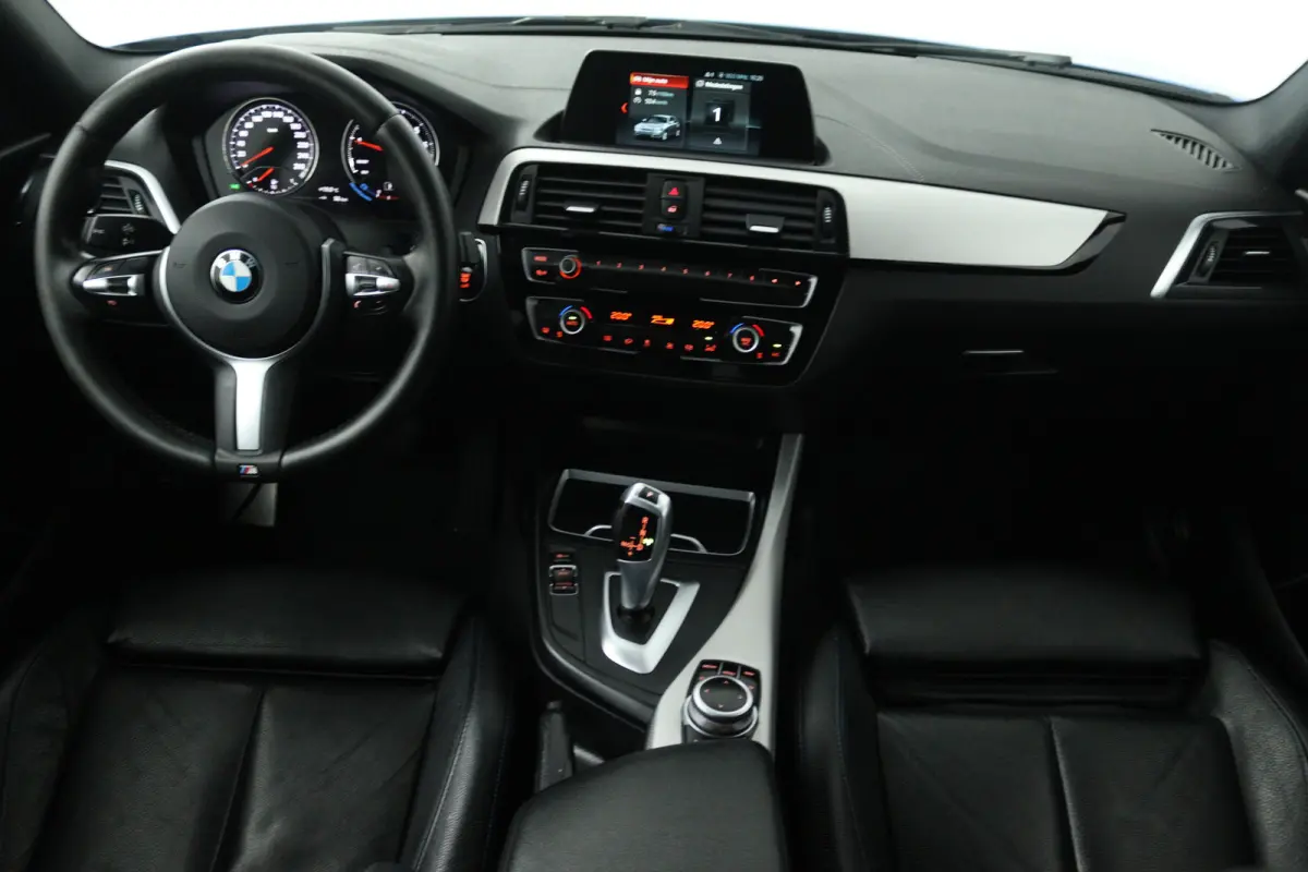 118i Edition M Sport Shadow Executive (TREKHAAK, CRUISE CONTROL, NAVIGATIE, DEALER ONDERHOUDEN)